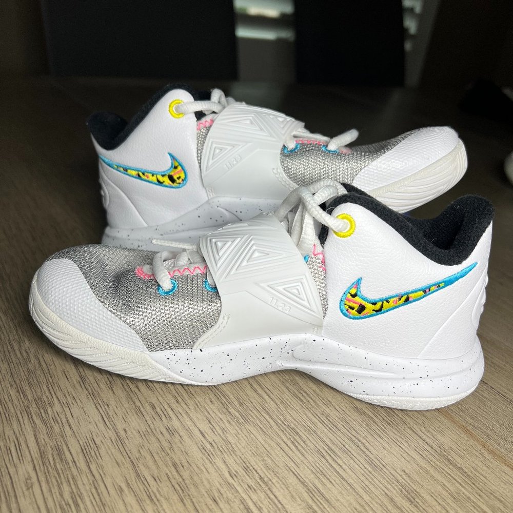 Nike KYRIE FLYTRAP Basketball Shoe Youth Size 1Y